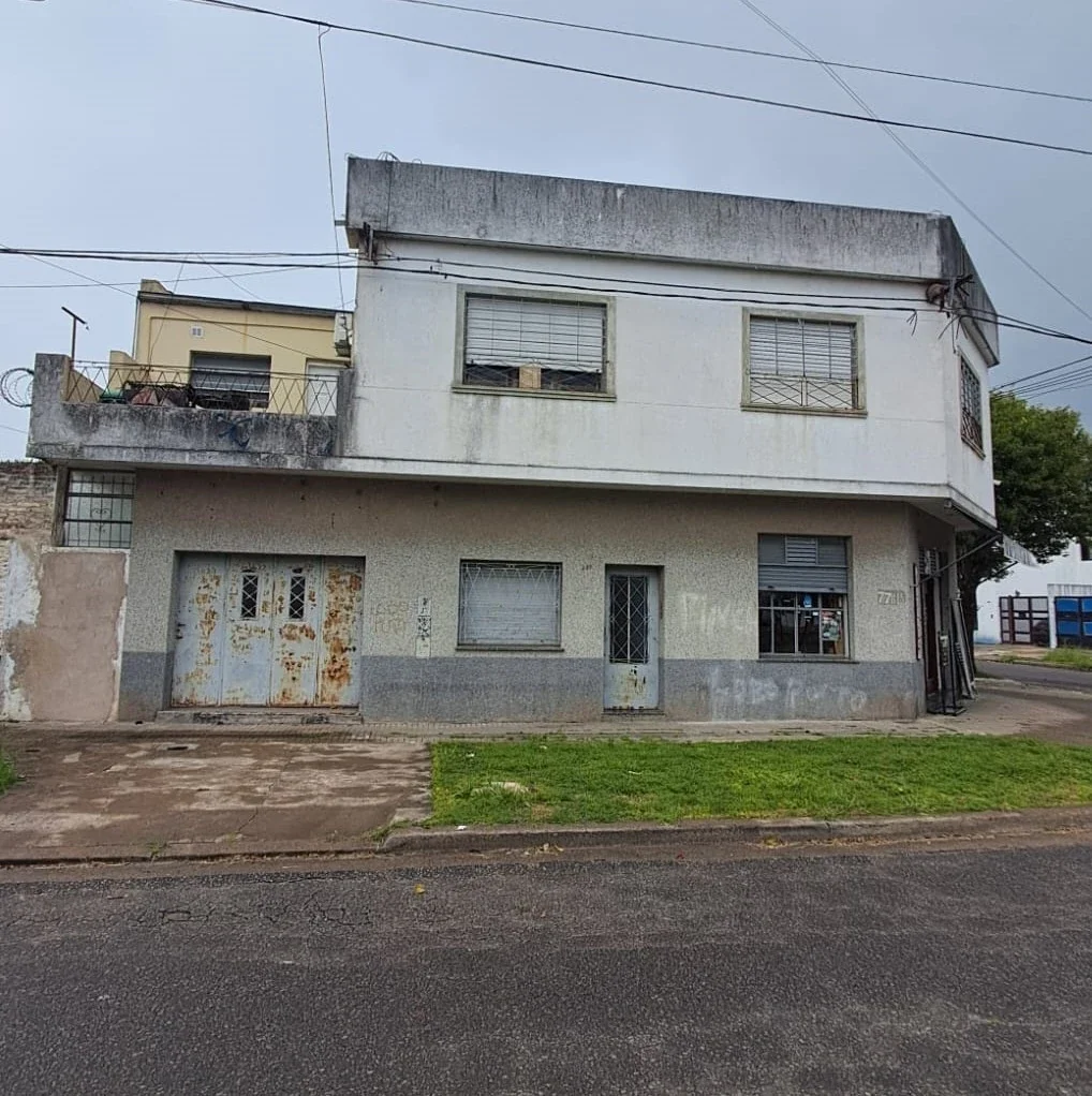 Casa en venta c/ cochera y local comercial en La Plata - Imagen 4