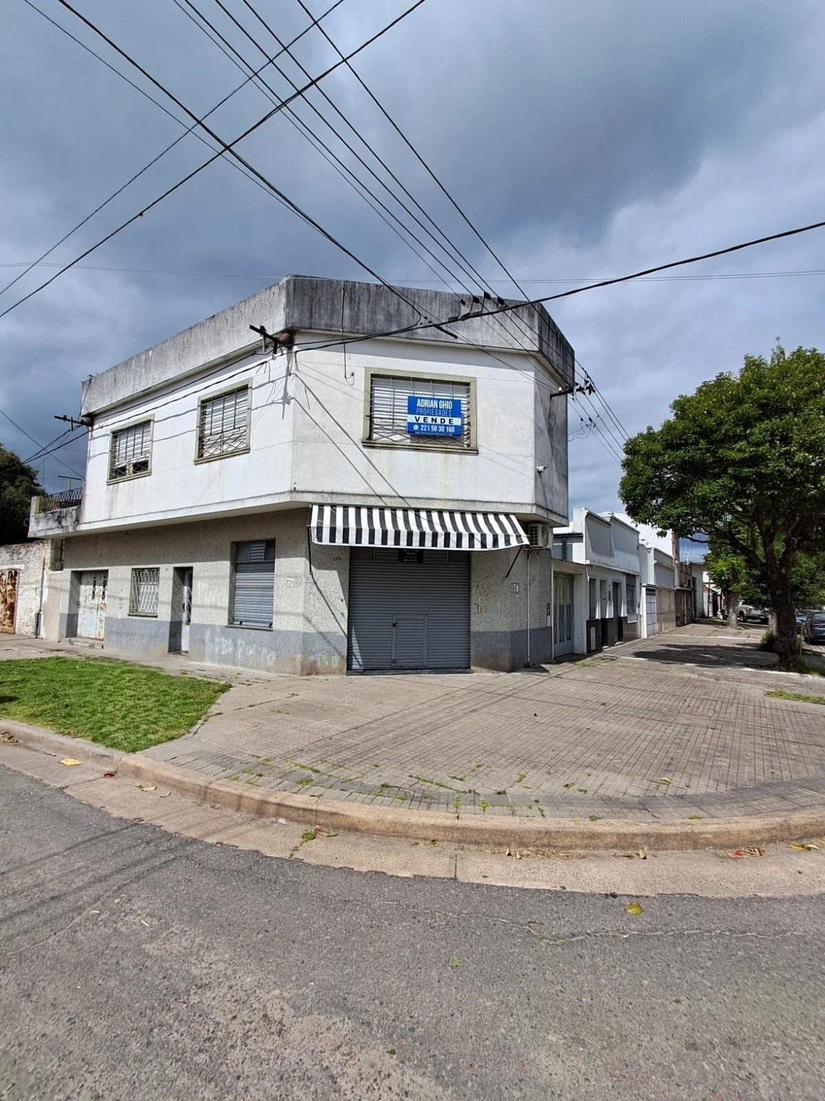 Casa en venta c/ cochera y local comercial en La Plata - Imagen 2