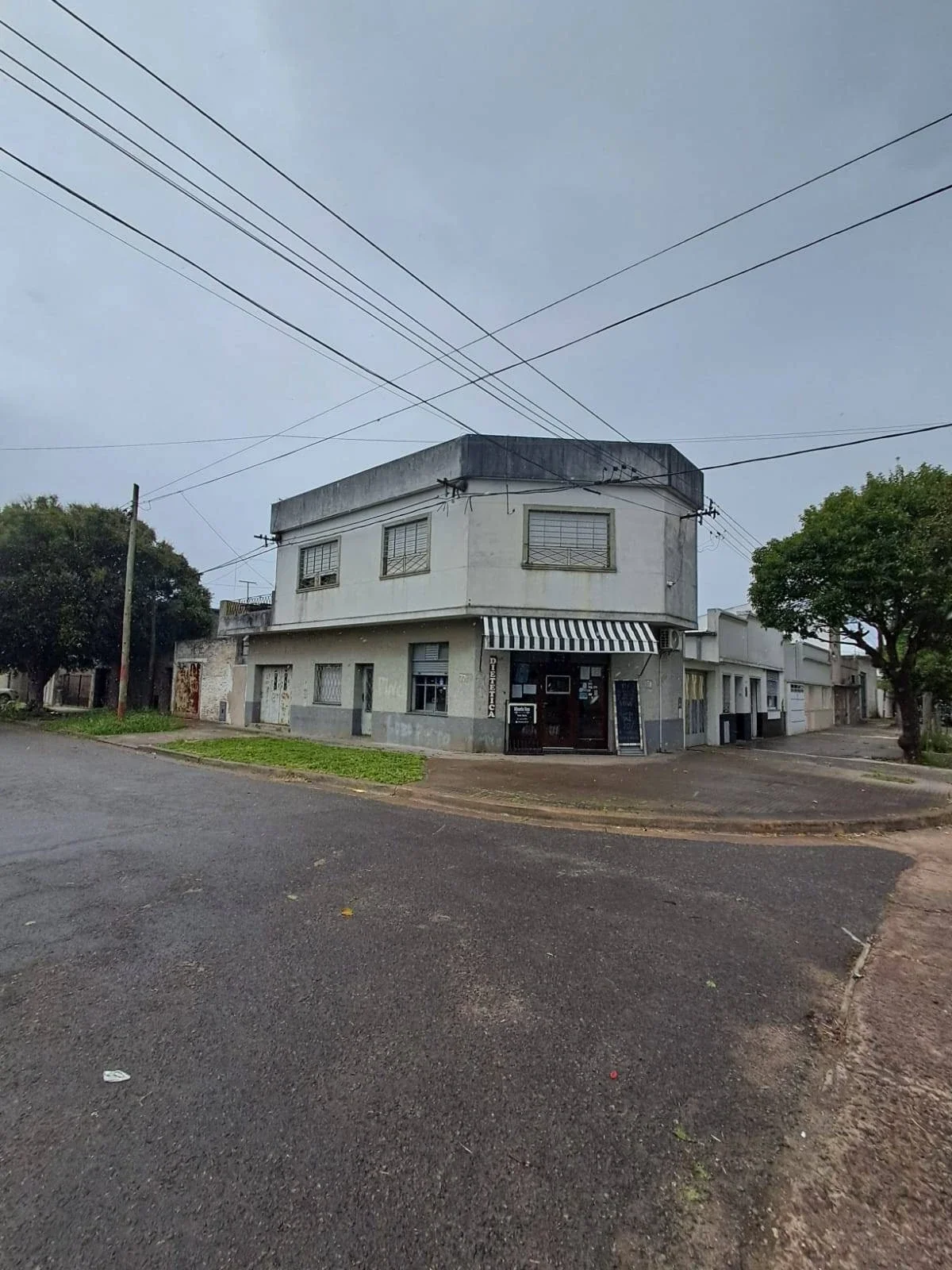 Casa en venta c/ cochera y local comercial en La Plata - Imagen 5