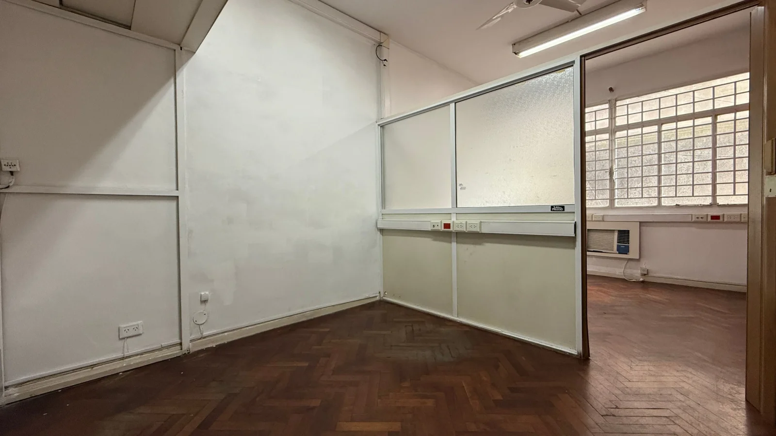 Oficina  de 19,66 m2 Dividida Aire acondicionado ventilador de techo MUY BUEN ESTADO - Imagen 2