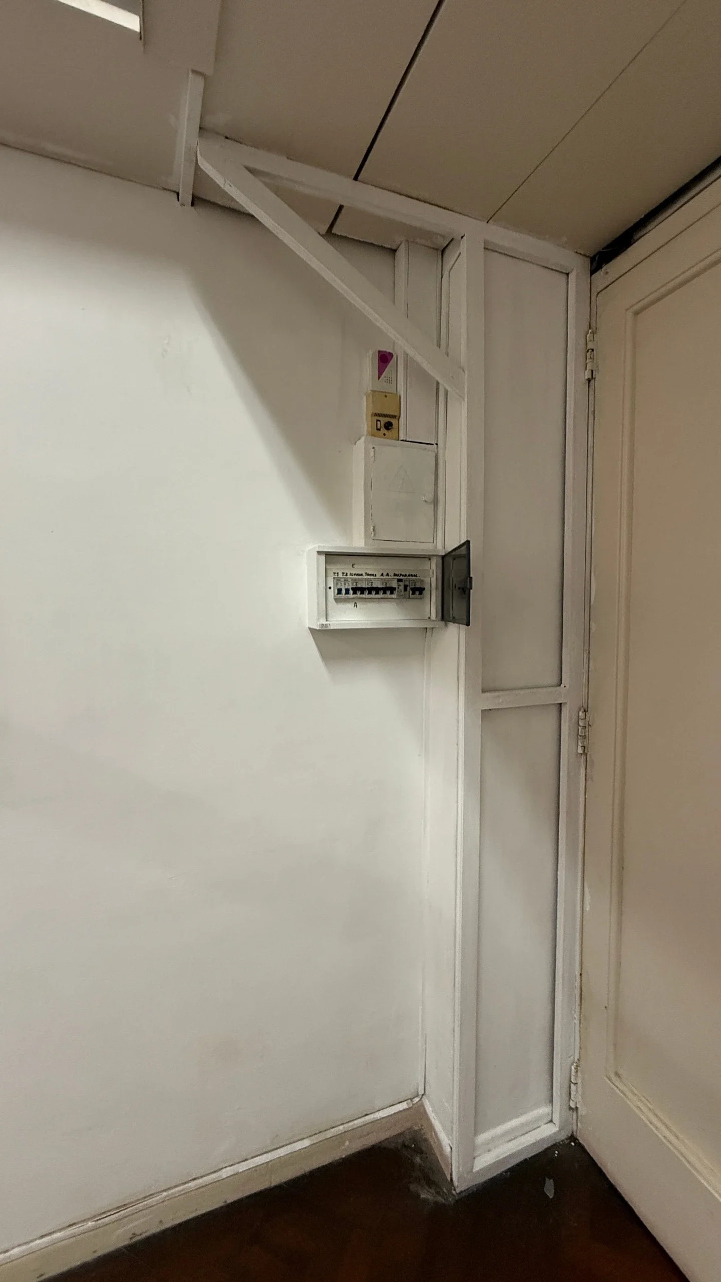 Oficina  de 19,66 m2 Dividida Aire acondicionado ventilador de techo MUY BUEN ESTADO - Imagen 3