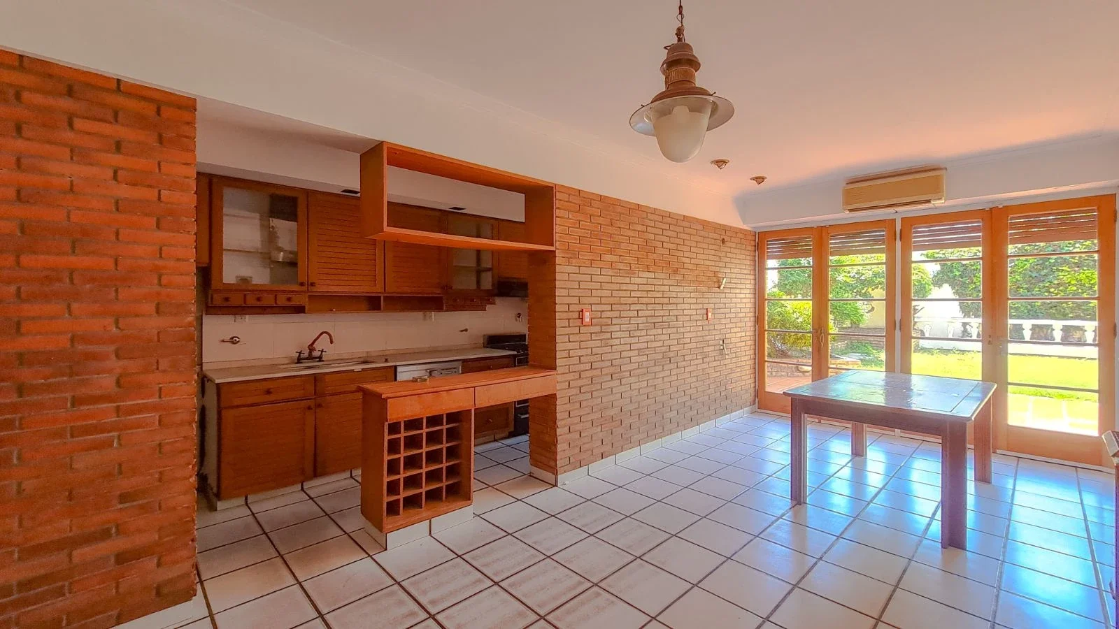 CASA EN ALQUILER DE DOS DORMITORIOS CON PATIO Y PARRILLERO EN 27 DE FEBRERO 1100 - Imagen 1
