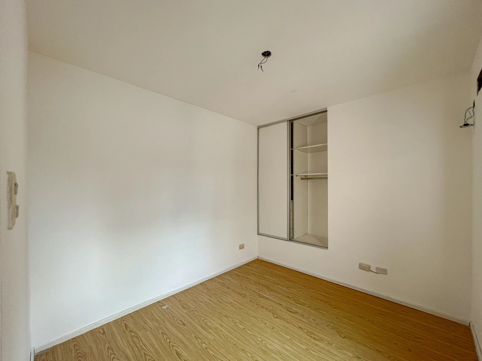 CASA DE PASILLO DE DOS DORMITORIOS CON PARRILLERO EN AQLUILER - Imagen 5