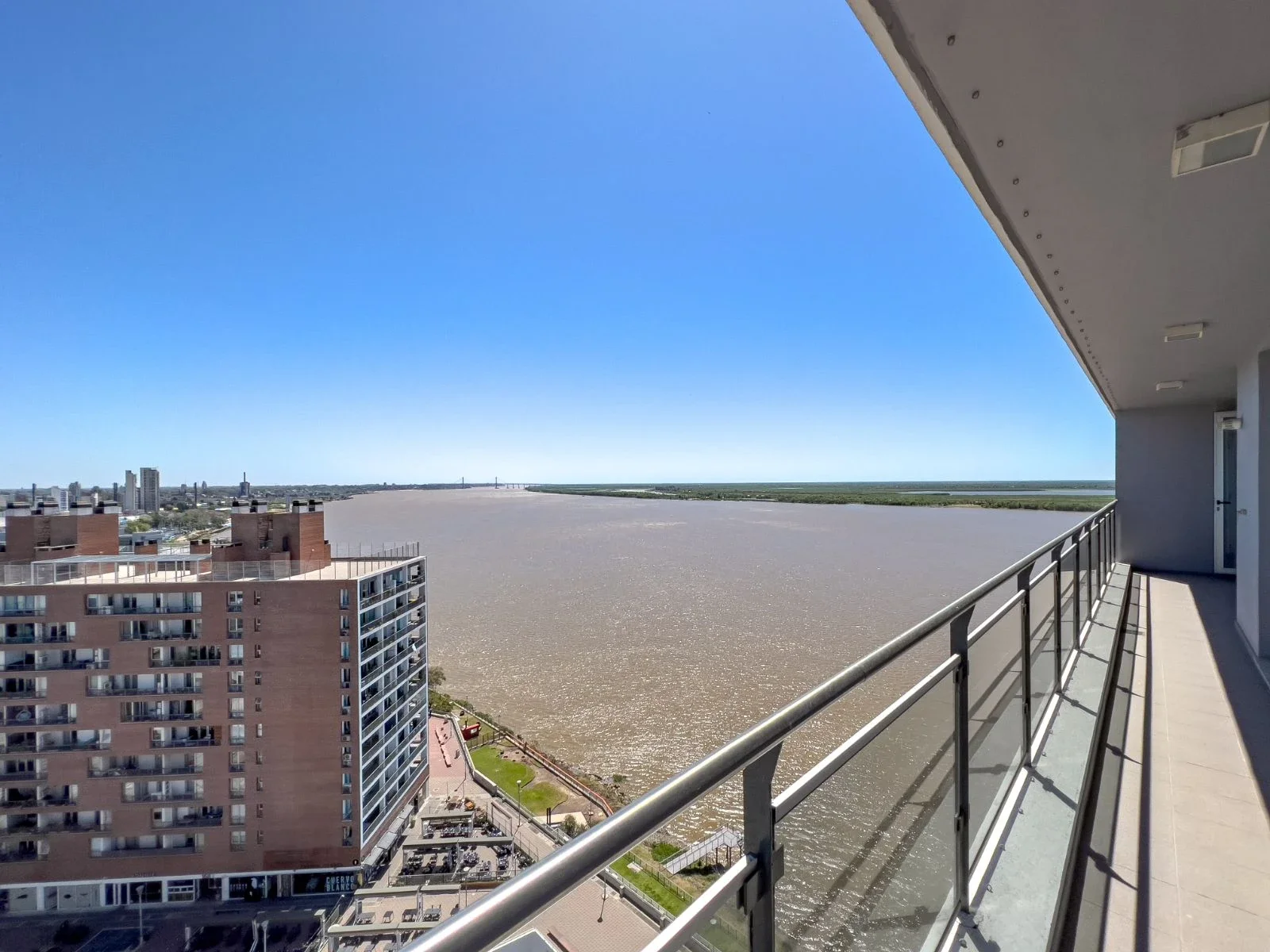 DEPARTAMENTO 2 DORMITORIOS CON VISTA AL RÍO EN PUERTO NORTE EN ALQUILER - Imagen 2