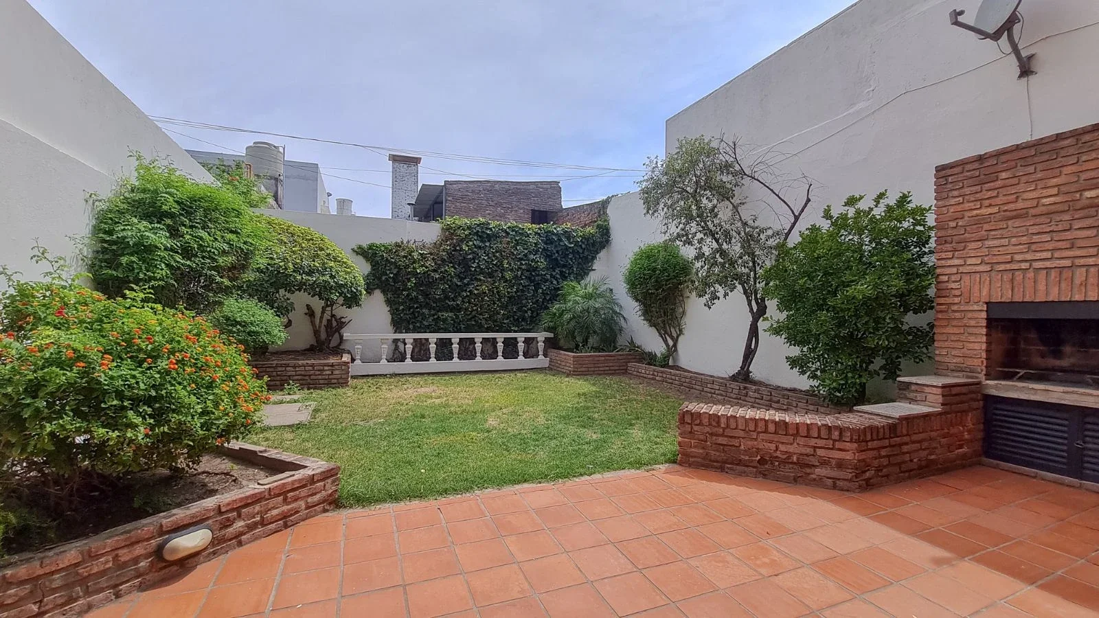 CASA EN ALQUILER DE DOS DORMITORIOS CON PATIO Y PARRILLERO EN 27 DE FEBRERO 1100 - Imagen 2