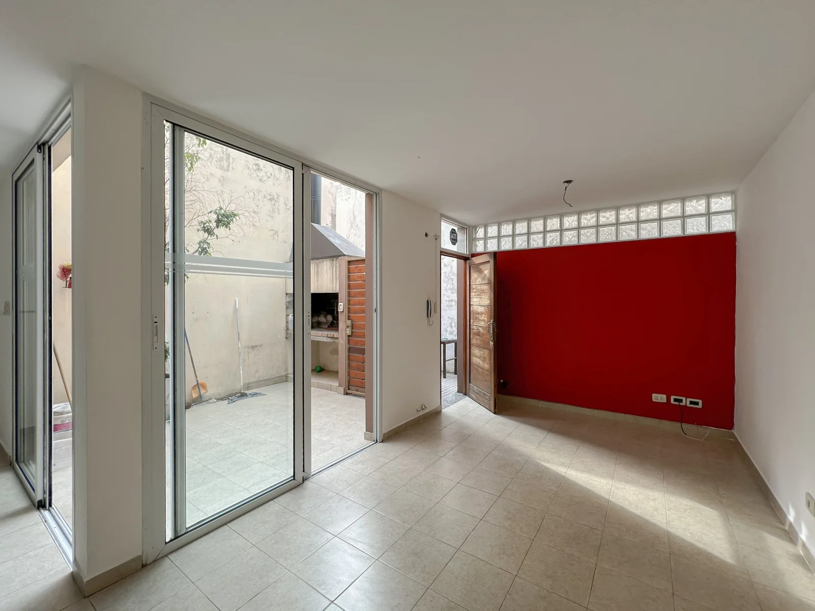 CASA DE PASILLO DE DOS DORMITORIOS CON PARRILLERO EN AQLUILER - Imagen 2