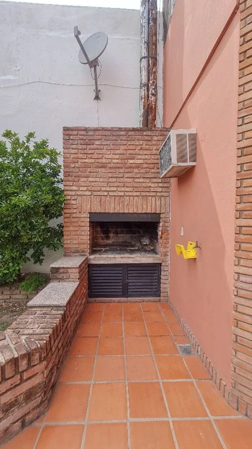 CASA EN ALQUILER DE DOS DORMITORIOS CON PATIO Y PARRILLERO EN 27 DE FEBRERO 1100 - Imagen 3