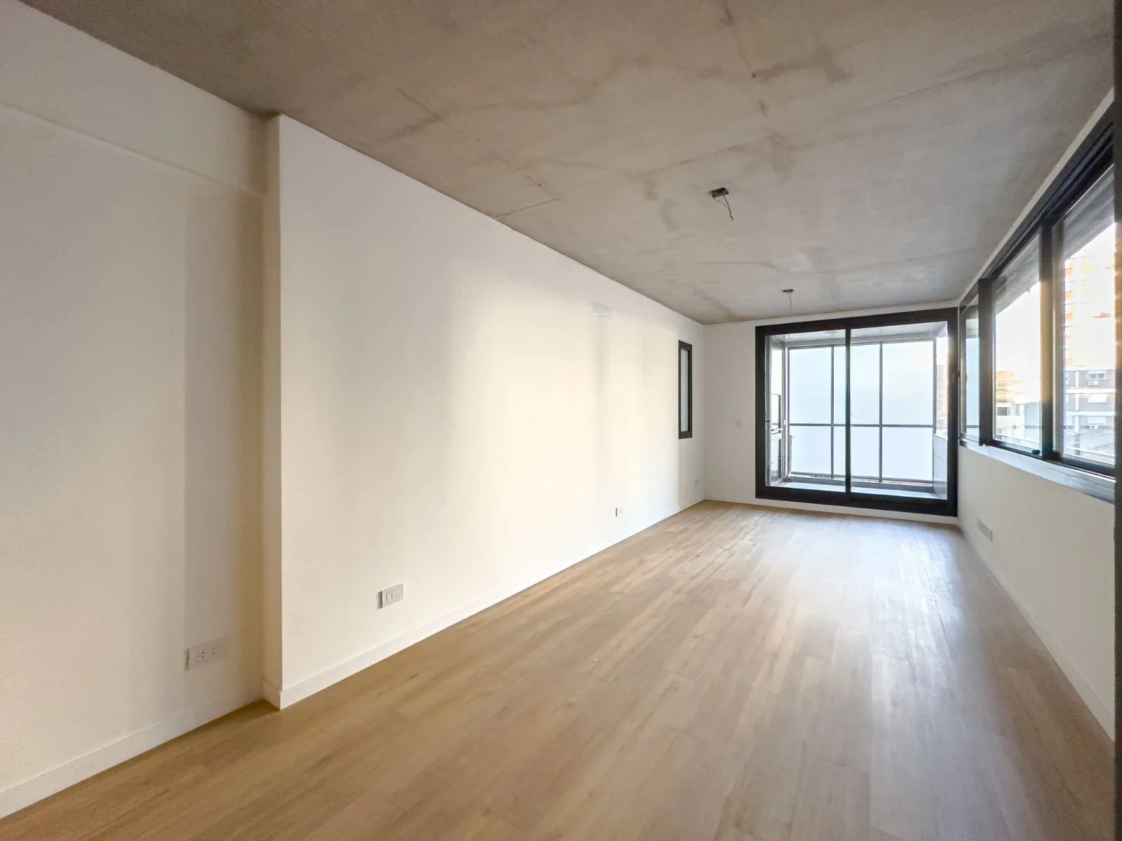 DEPARTAMENTO MONOAMBIENTE CON PARRILLERO EN ALQUILER EN 9 DE JULIO Y CORRIENTES - Imagen 1