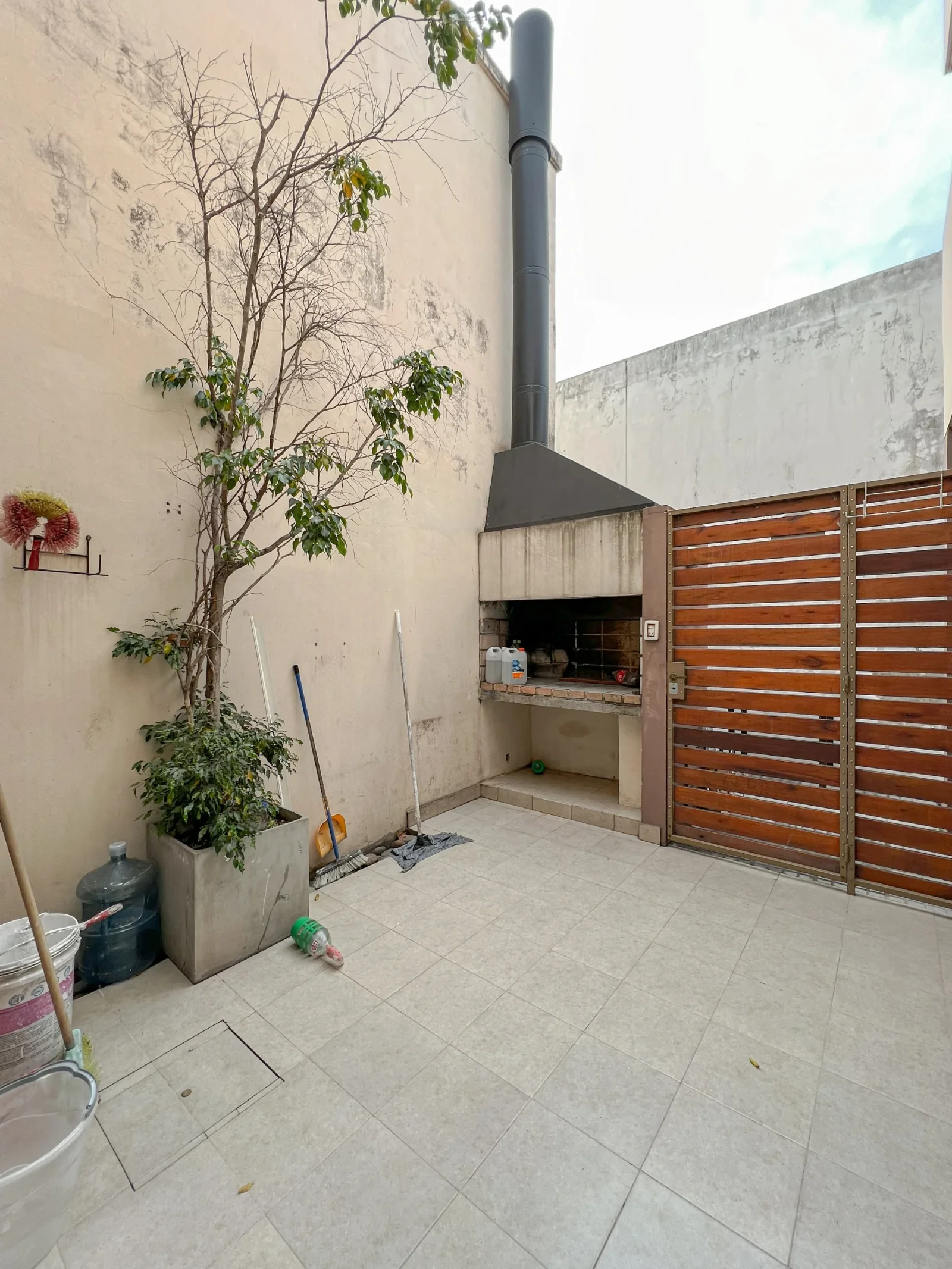 CASA DE PASILLO DE DOS DORMITORIOS CON PARRILLERO EN AQLUILER - Imagen 3