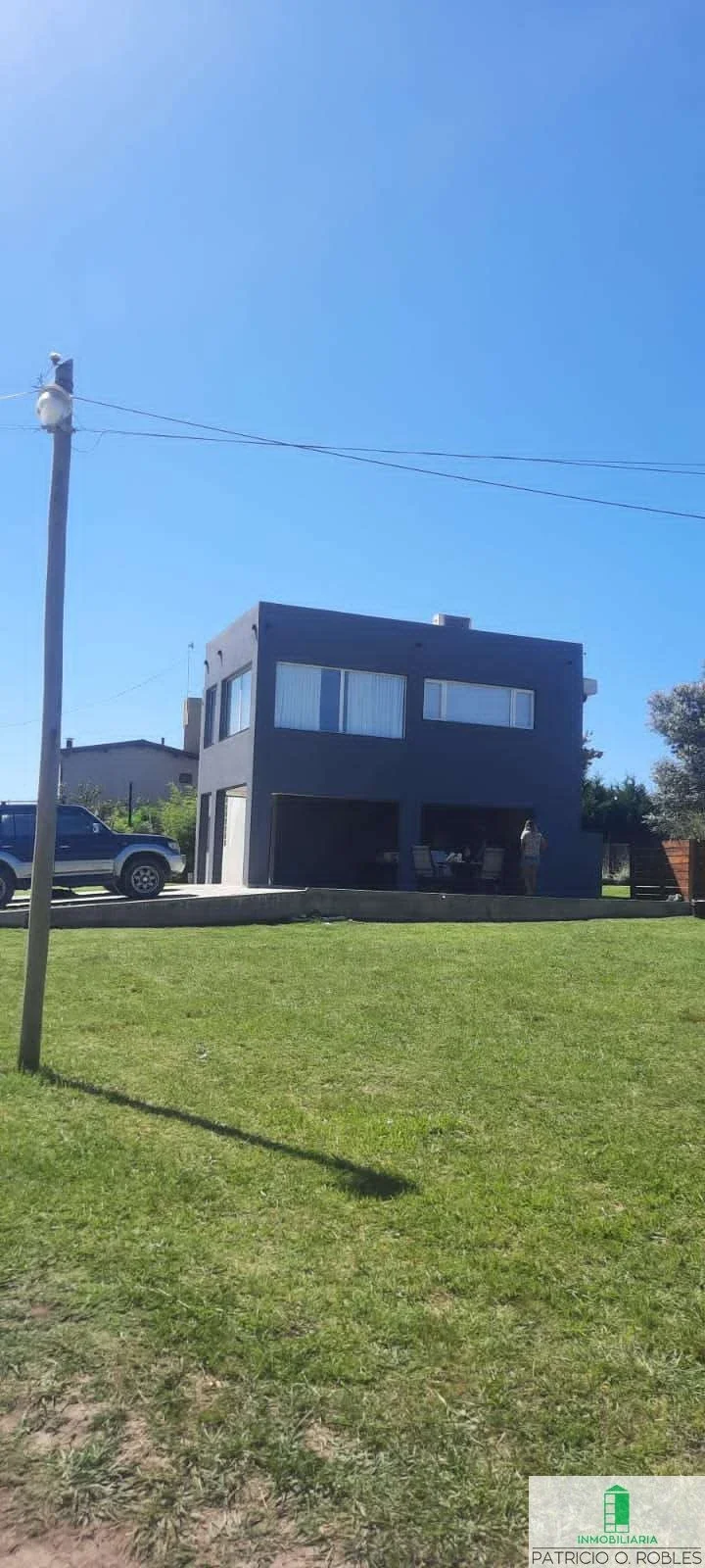 Casa en alquiler temporario de 2 dormitorios c/pileta en Las Lomas Miramar - Imagen 1