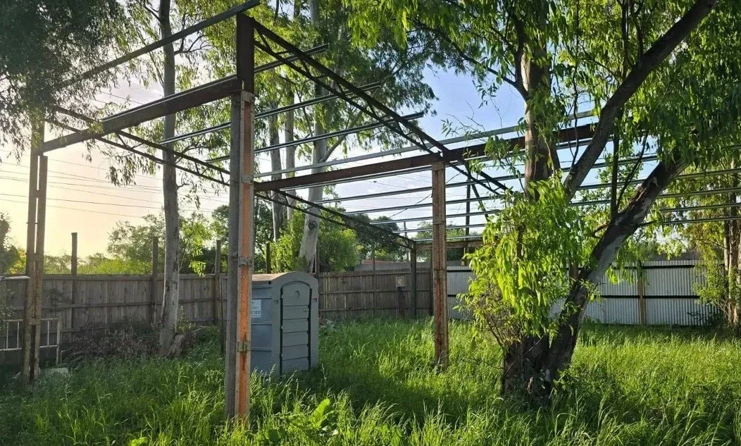 Lote en esquina con mejoras en  Eco Islandia con posibilidad de financiar - Imagen 4