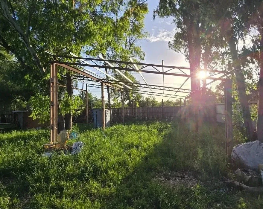Lote en esquina con mejoras en  Eco Islandia con posibilidad de financiar - Imagen 3