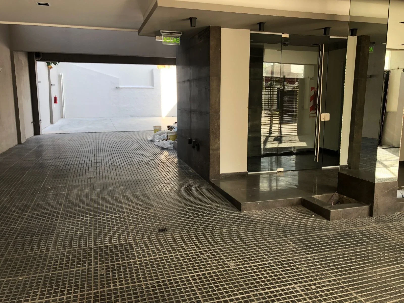 DEPARTAMENTO 2 AMB CON BALCON - AL FRENTE - COCHERAS OPCIONALES - Imagen 2