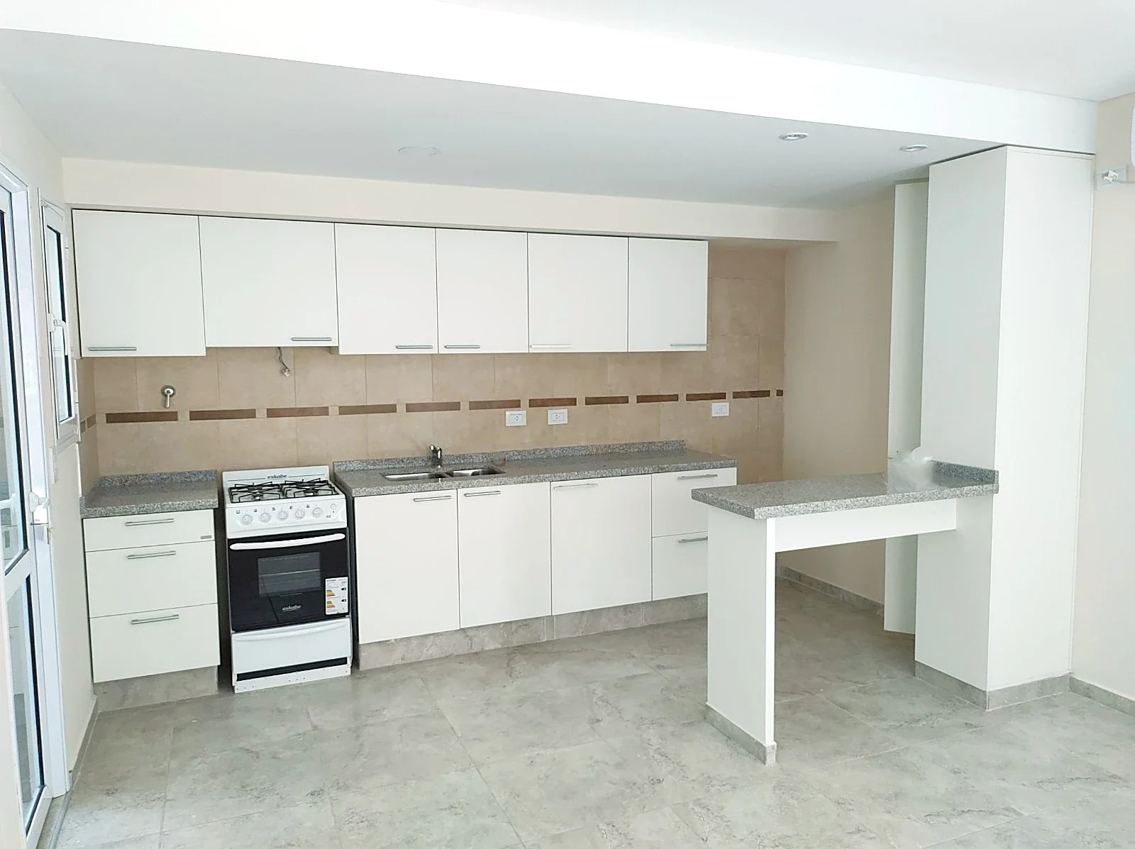 Departamento en alquiler c/ cochera en Godoy Cruz - Imagen 1