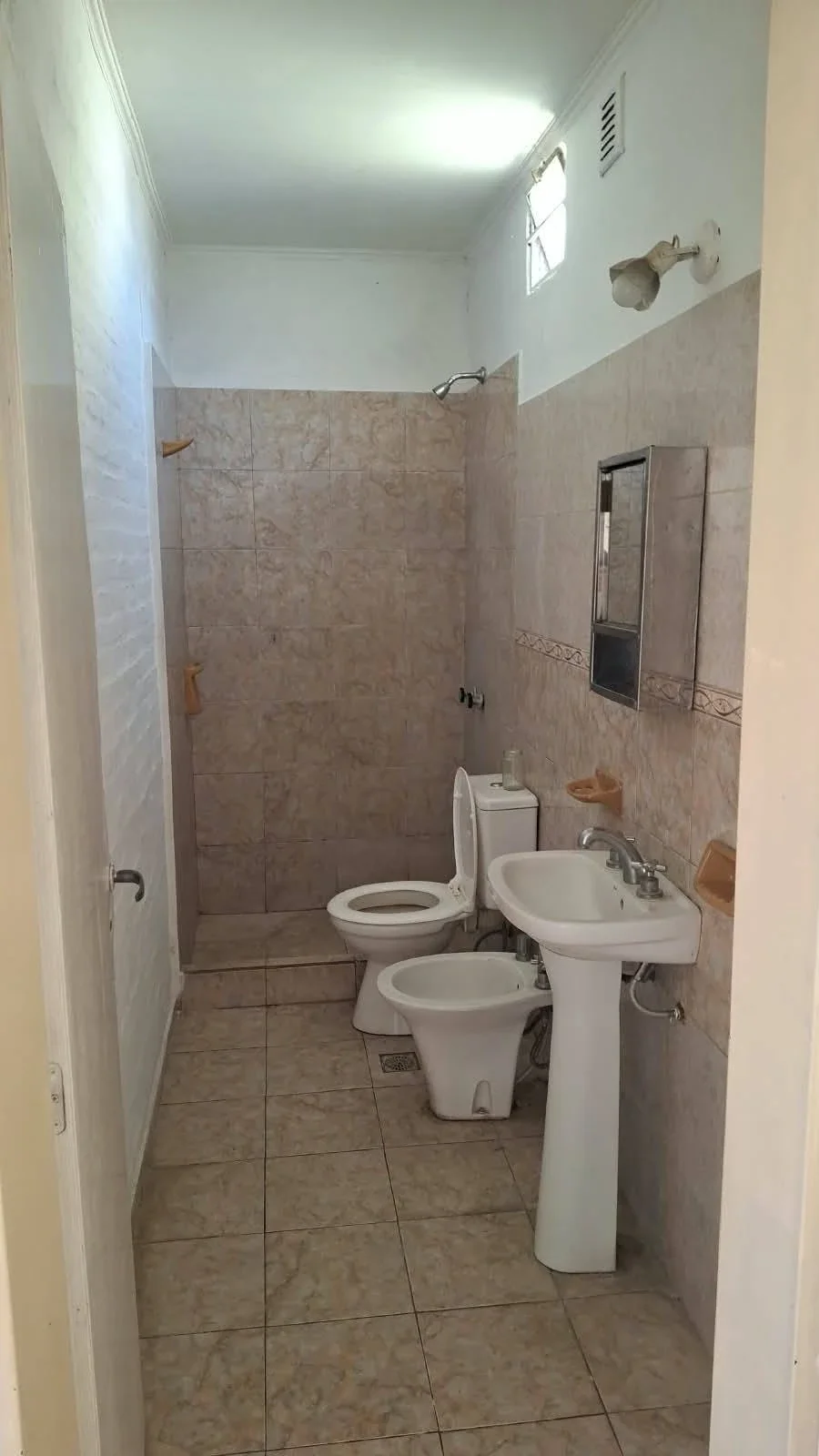 Casa en alquiler c/ cochera en San Nicolás de los Arroyos - Imagen 5