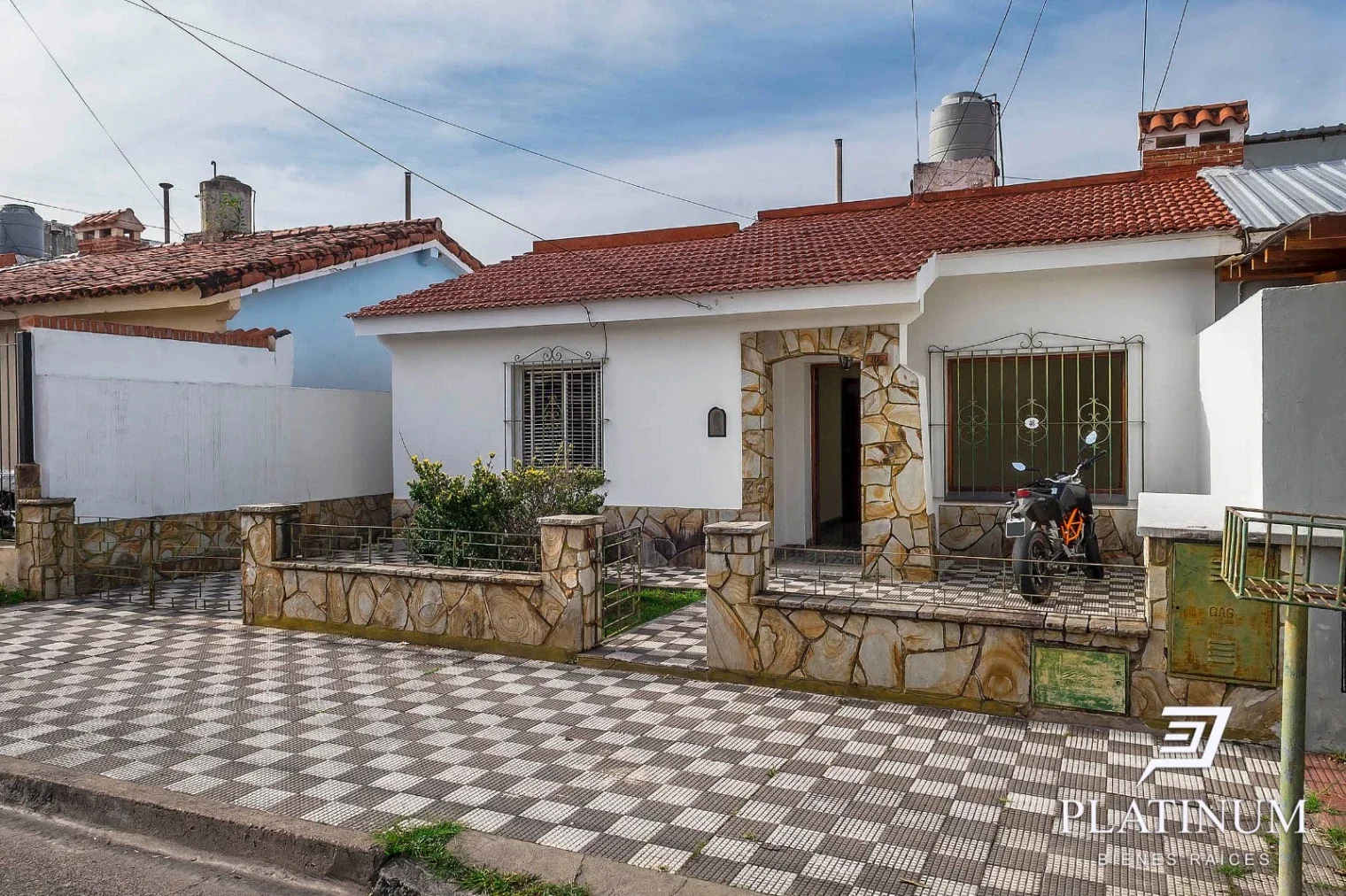 Casa en venta c/ cochera en Tres Cerritos - Imagen 2