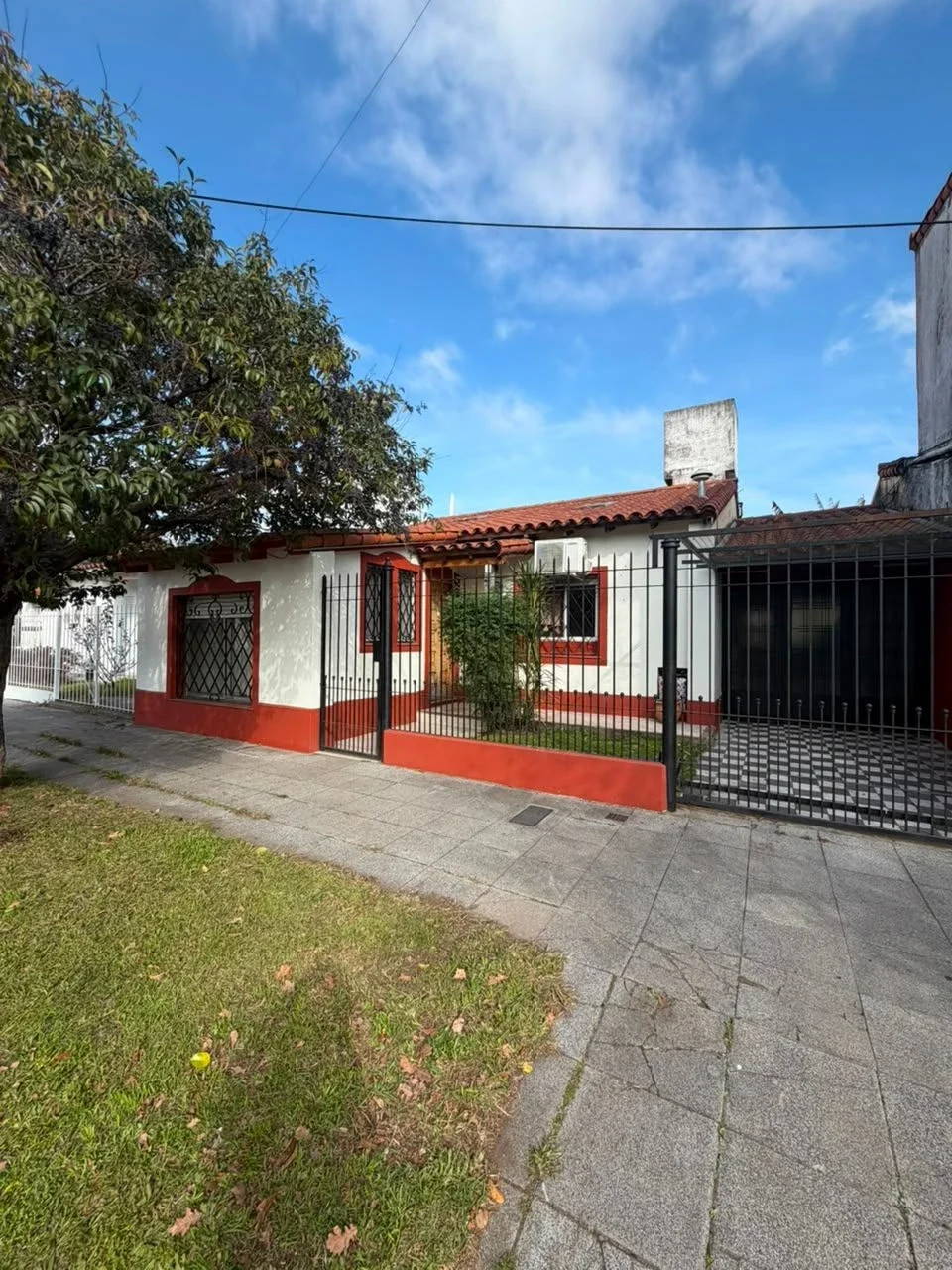 Casa en venta c/ cochera en Banfield - Imagen 2