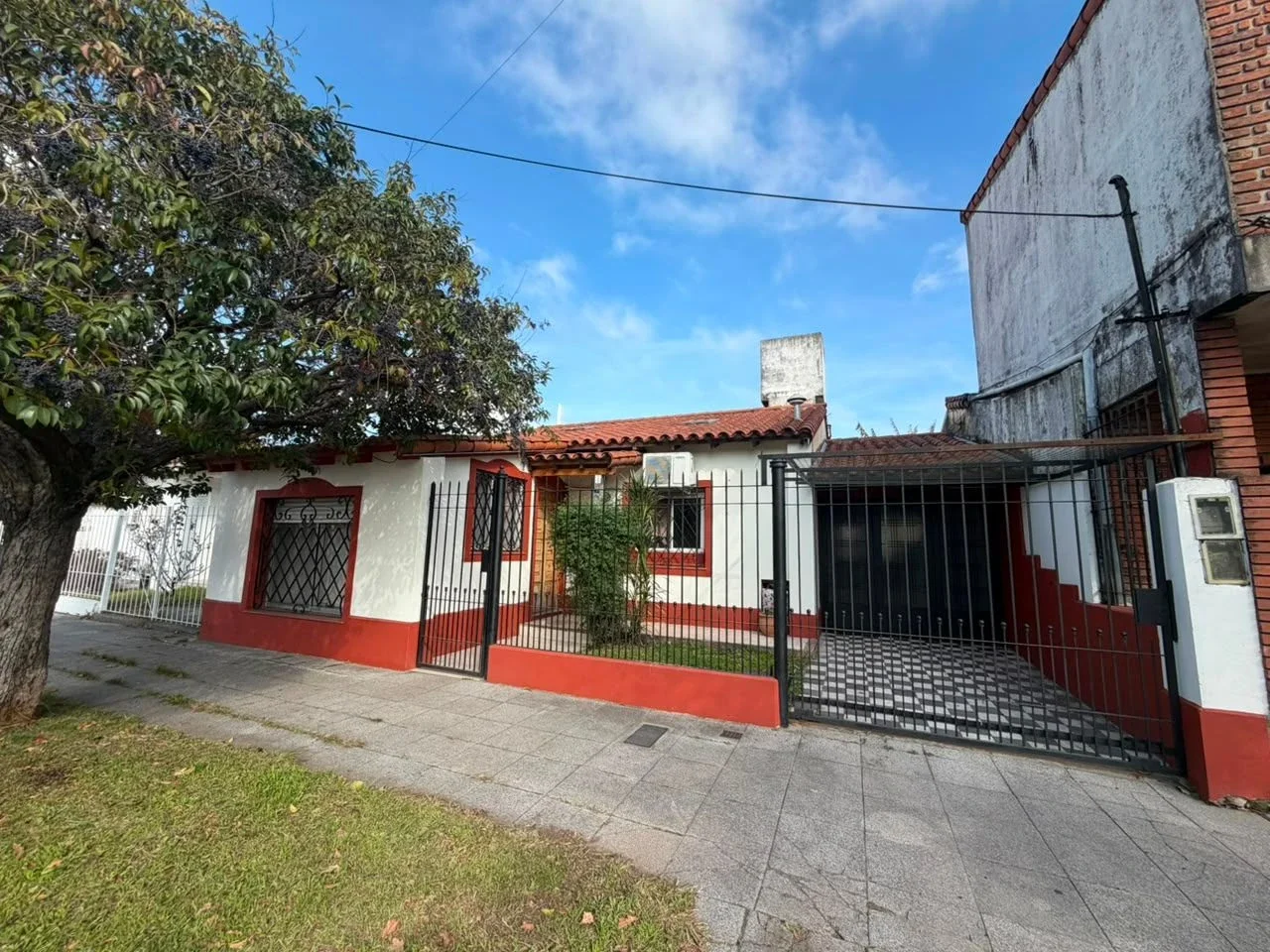 Casa en venta c/ cochera en Banfield - Imagen 1