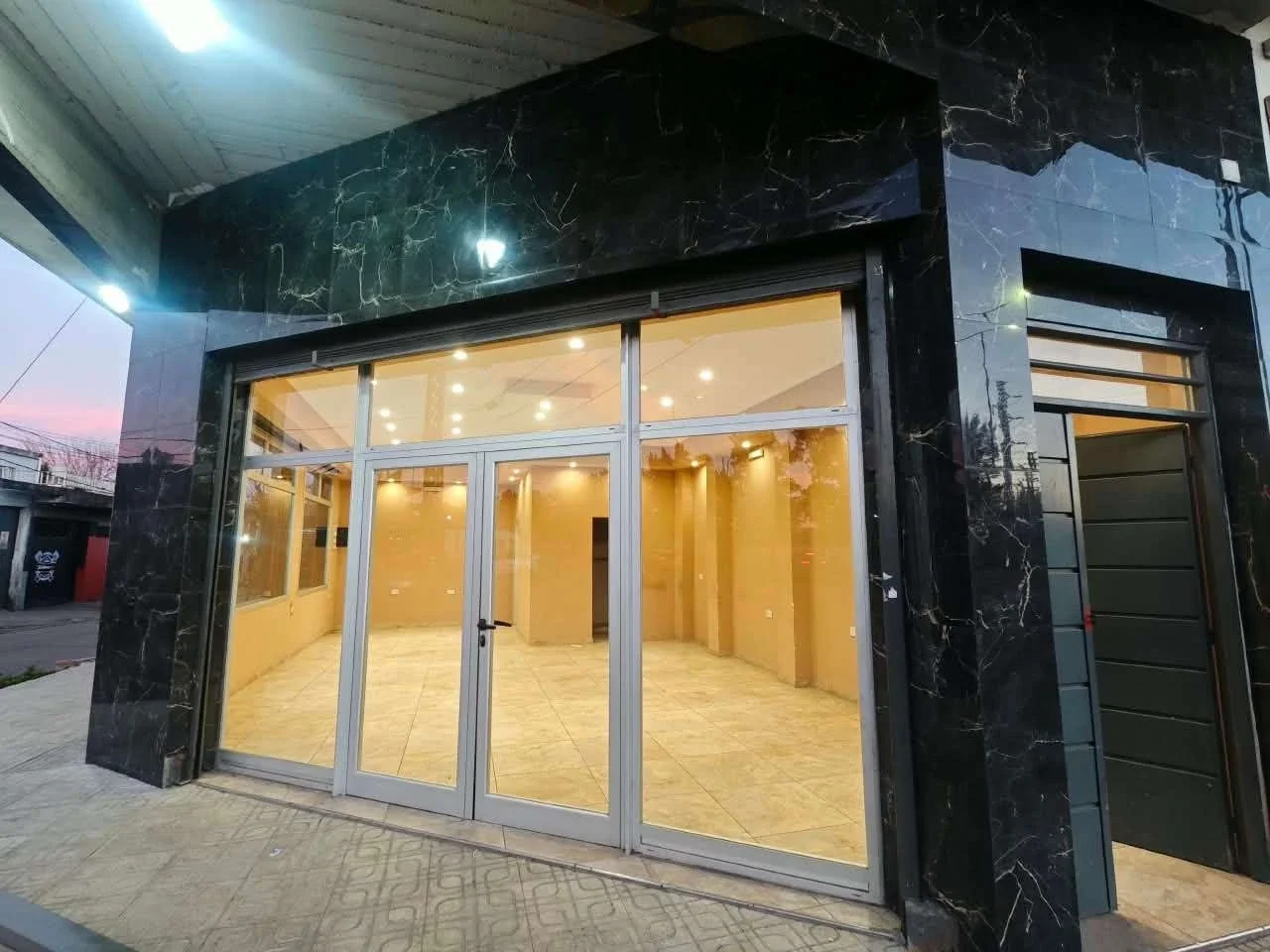 Local comercial en alquiler ubicado en Isidro Casanova - Imagen 2