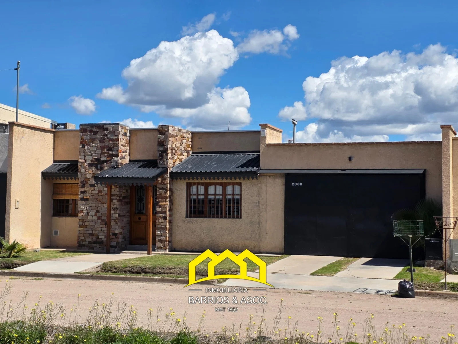 Casa en venta c/ cochera Barrio Viñuela - Imagen 1