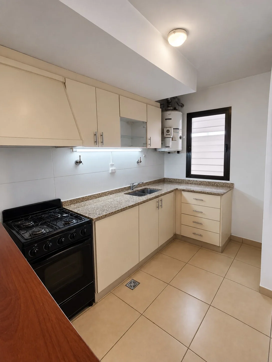 Departamento en alquiler c/ cochera en Godoy Cruz - Imagen 2