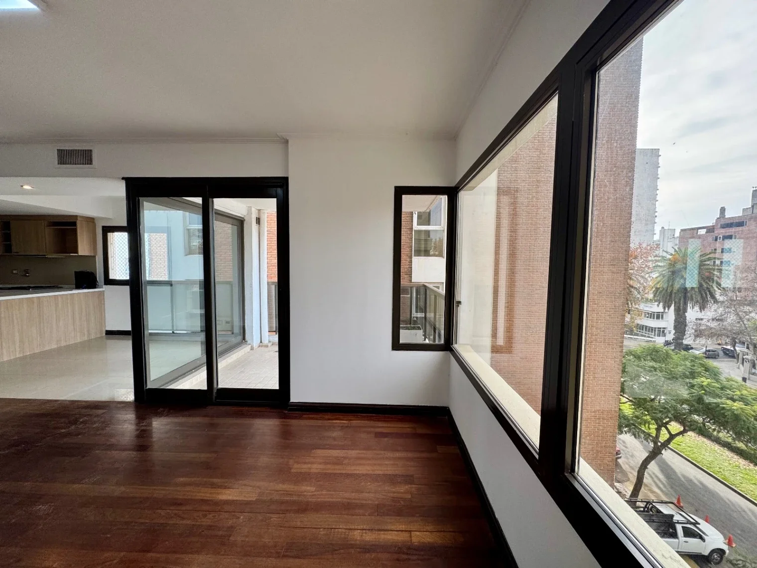 Exclusivo alquiler departamento de 3 dormitorios con cochera | Bv. Oroño 300 - Imagen 3