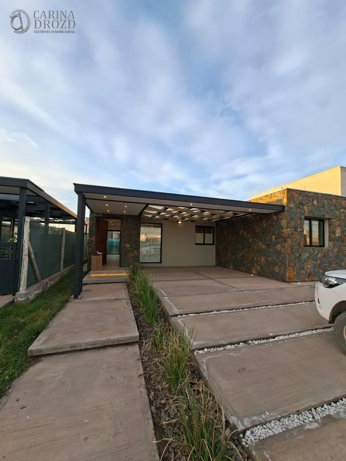 Casa en alquiler c/ cochera en Carrodilla - Imagen 1