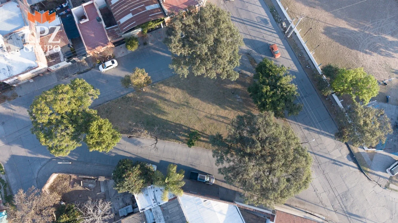 Terreno en venta, salida a 3 calles. - Imagen 1