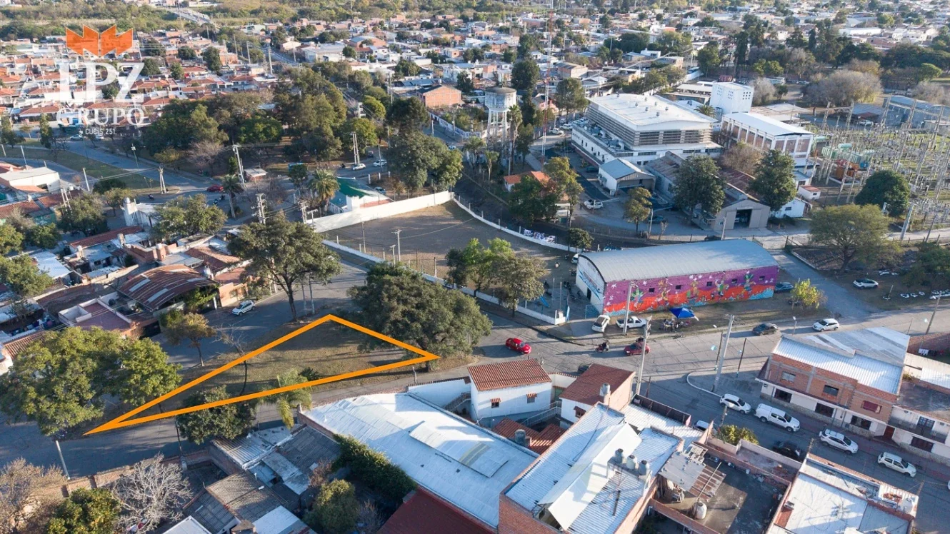 Terreno en venta, salida a 3 calles. - Imagen 2