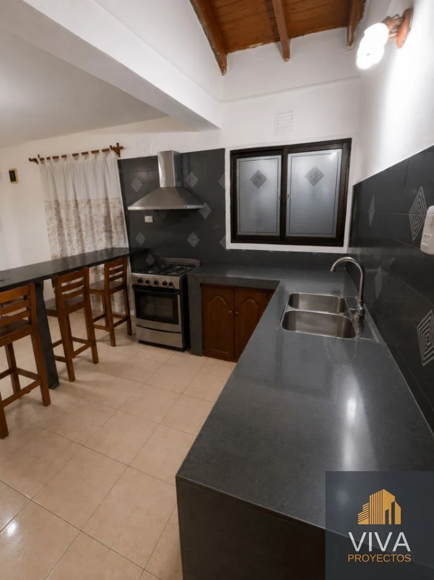 Casa 6 ambientes con parque; mas 3 departamentos,esquina .Oportunidad inversion. - Imagen 3