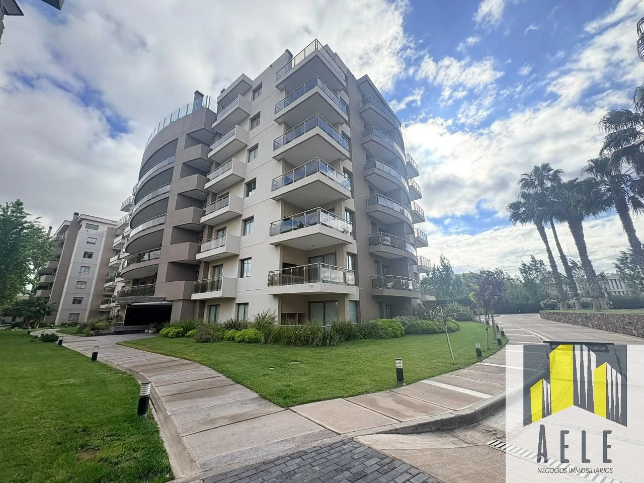 Departamento en alquiler c/ cochera doble en Godoy Cruz - Imagen 1