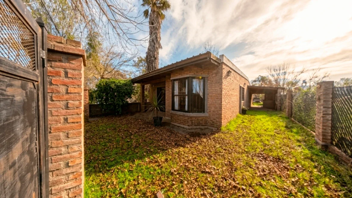 Casa 2 dormitorios, jardín y pileta a la venta en Roldán - Imagen 1