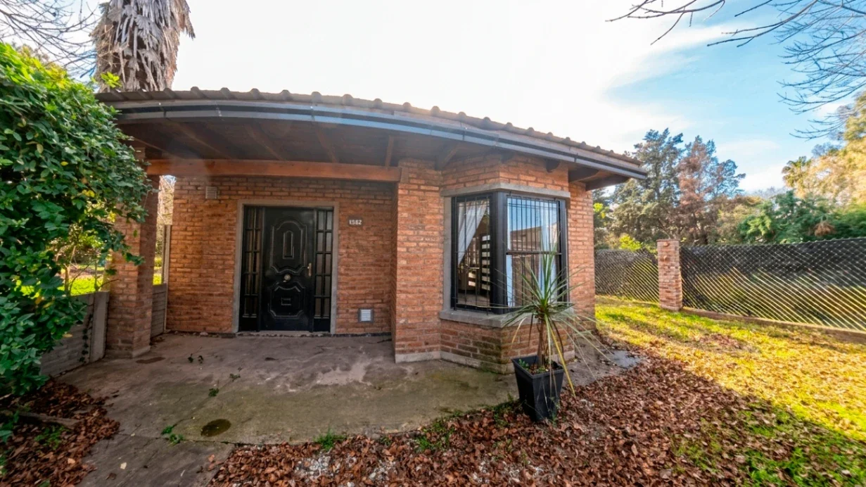 Casa 2 dormitorios, jardín y pileta a la venta en Roldán - Imagen 3