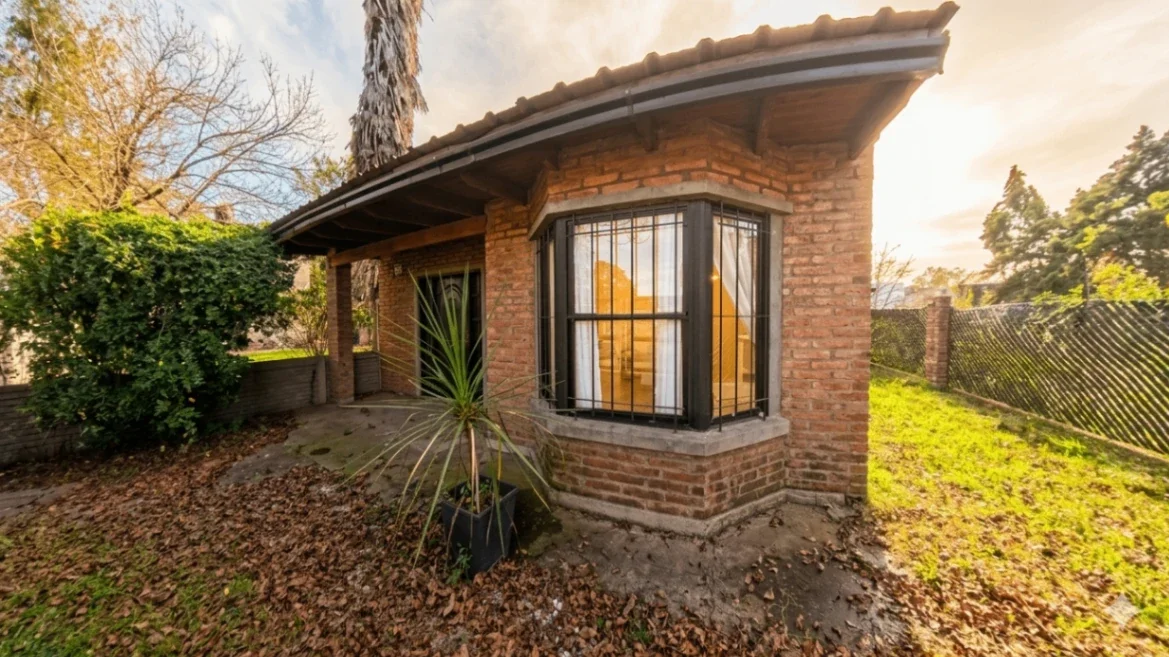 Casa 2 dormitorios, jardín y pileta a la venta en Roldán - Imagen 2