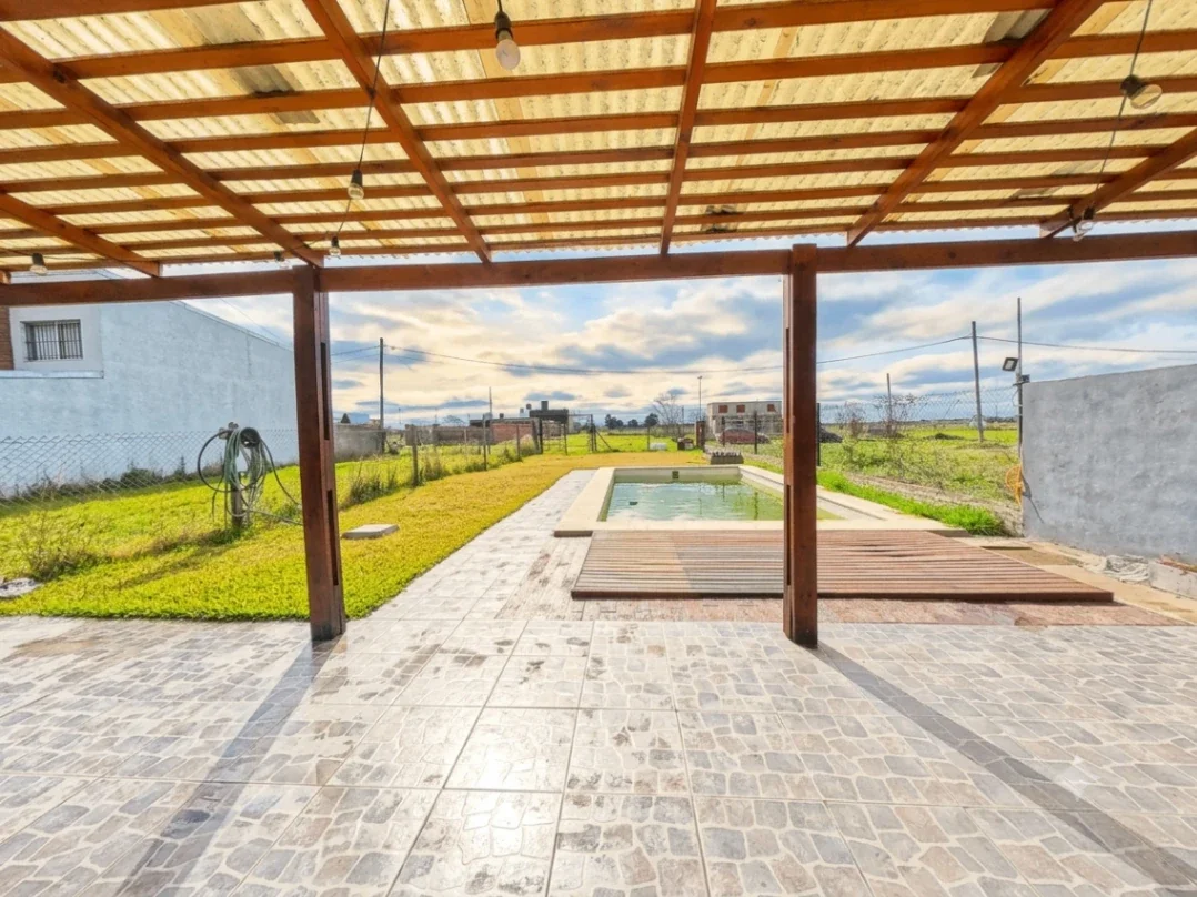 Casa 3 dormitorios, jardín y pileta a la venta en Santa Susana Alvear - Imagen 2