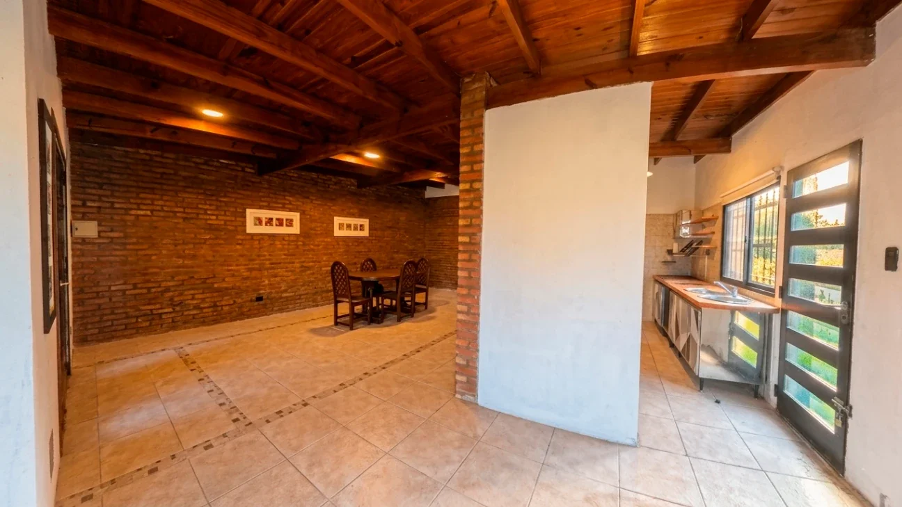 Casa 2 dormitorios, jardín y pileta a la venta en Roldán - Imagen 4