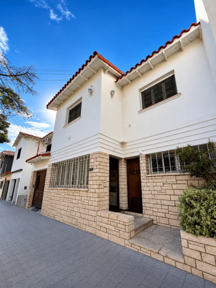 Casa en alquiler c/ cochera en 5.ª Sección Residencial Sur - Imagen 1