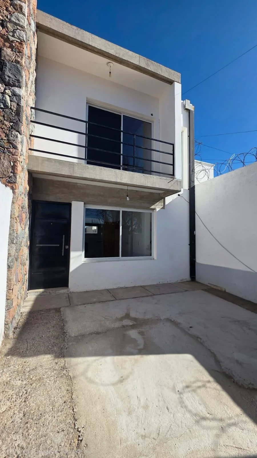 Dúplex de dos habitaciones en alquiler c/ cochera en Tunuyán - Imagen 2