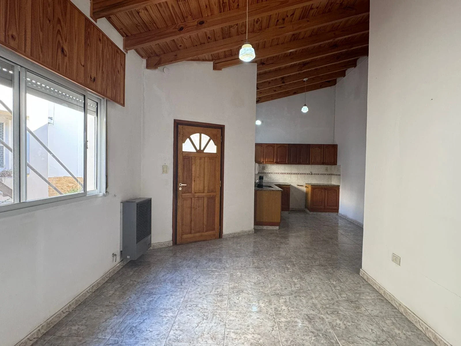 Casa en alquiler temporario c/ cochera en Punta Alta - Imagen 2