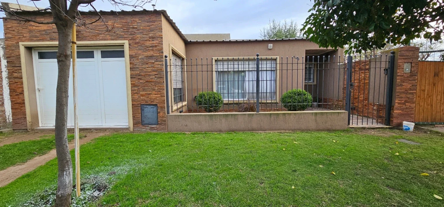Casa en venta c/ cochera en Punta Alta - Imagen 1
