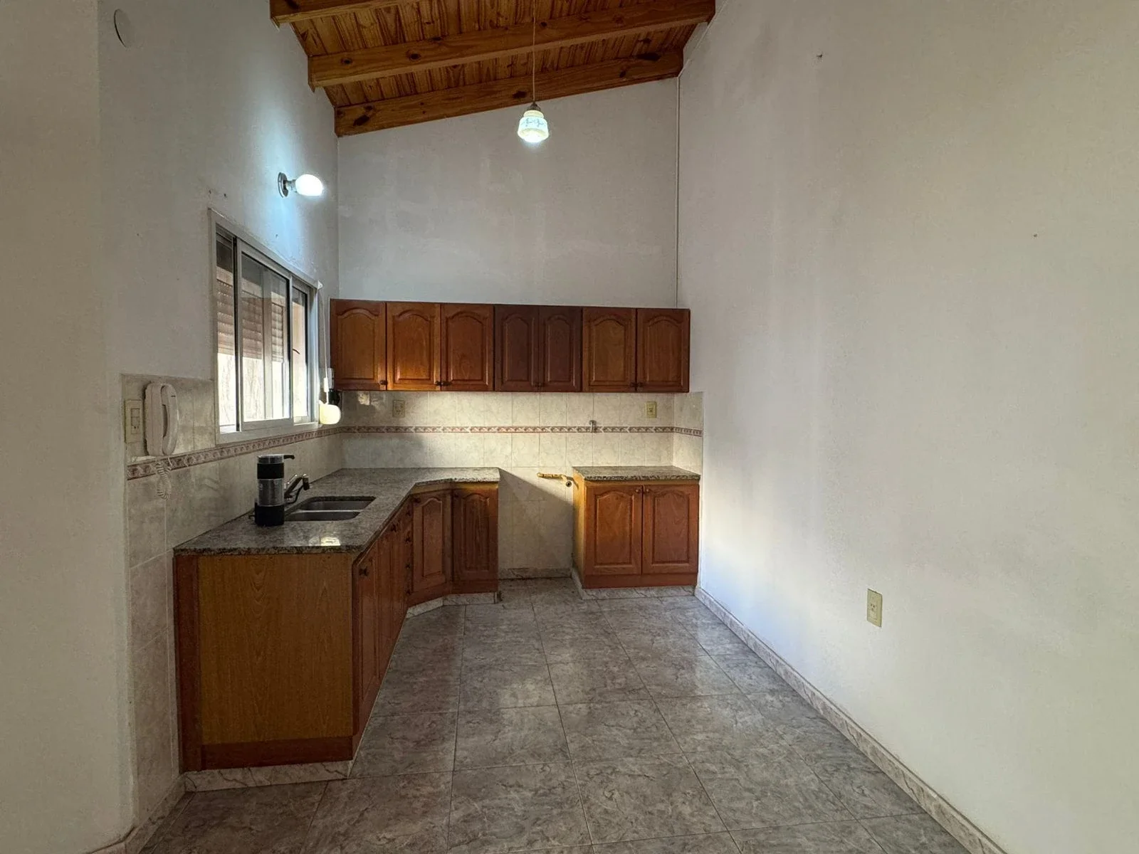 Casa en alquiler temporario c/ cochera en Punta Alta - Imagen 3