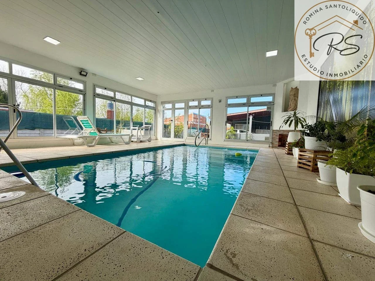 Casa c/piscina en lote propio con cochera en Mar de Ajo - Imagen 1