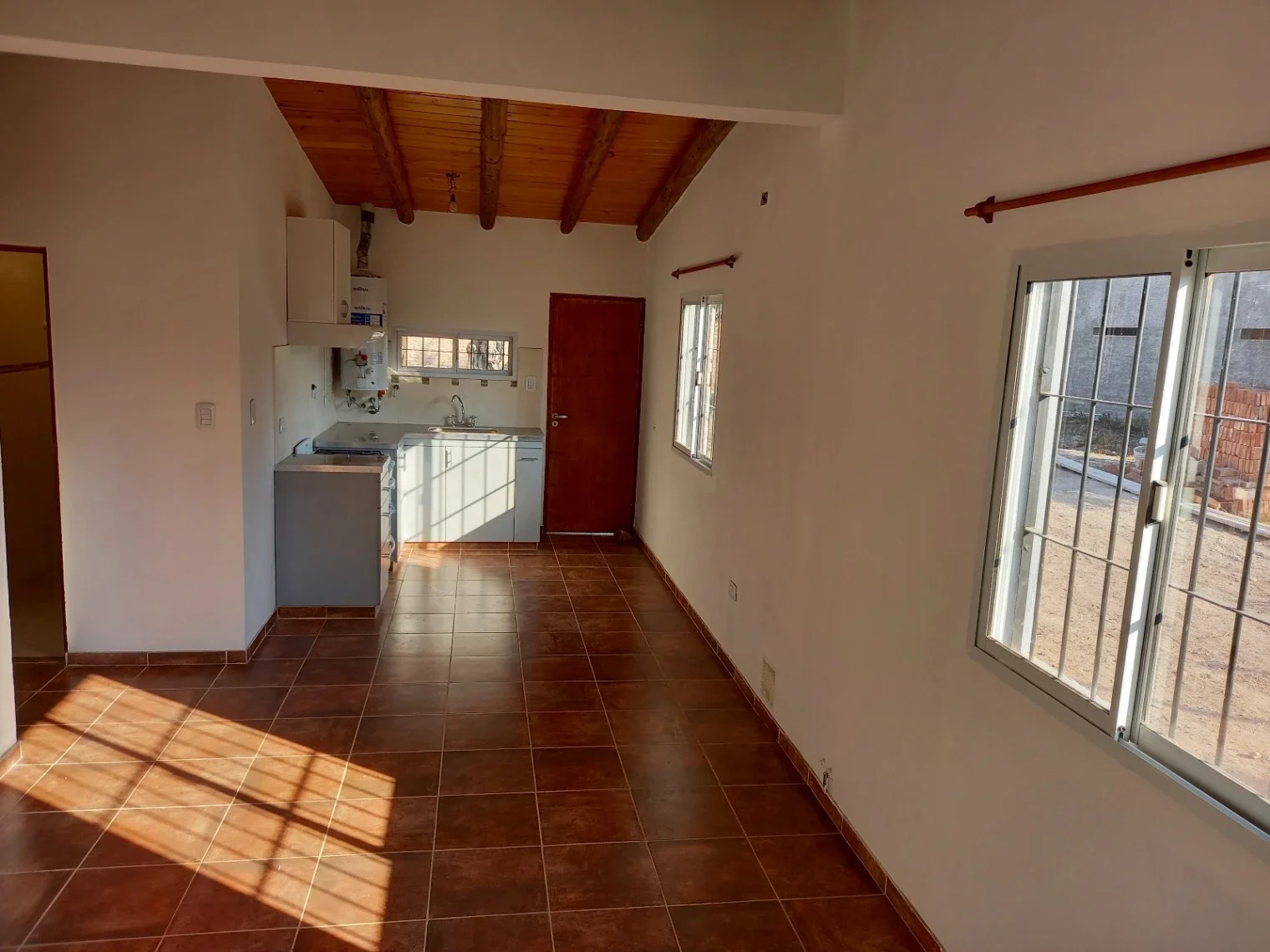 Casa en alquiler de 2 dormitorios c/ cochera en Coquimbito - Imagen 2
