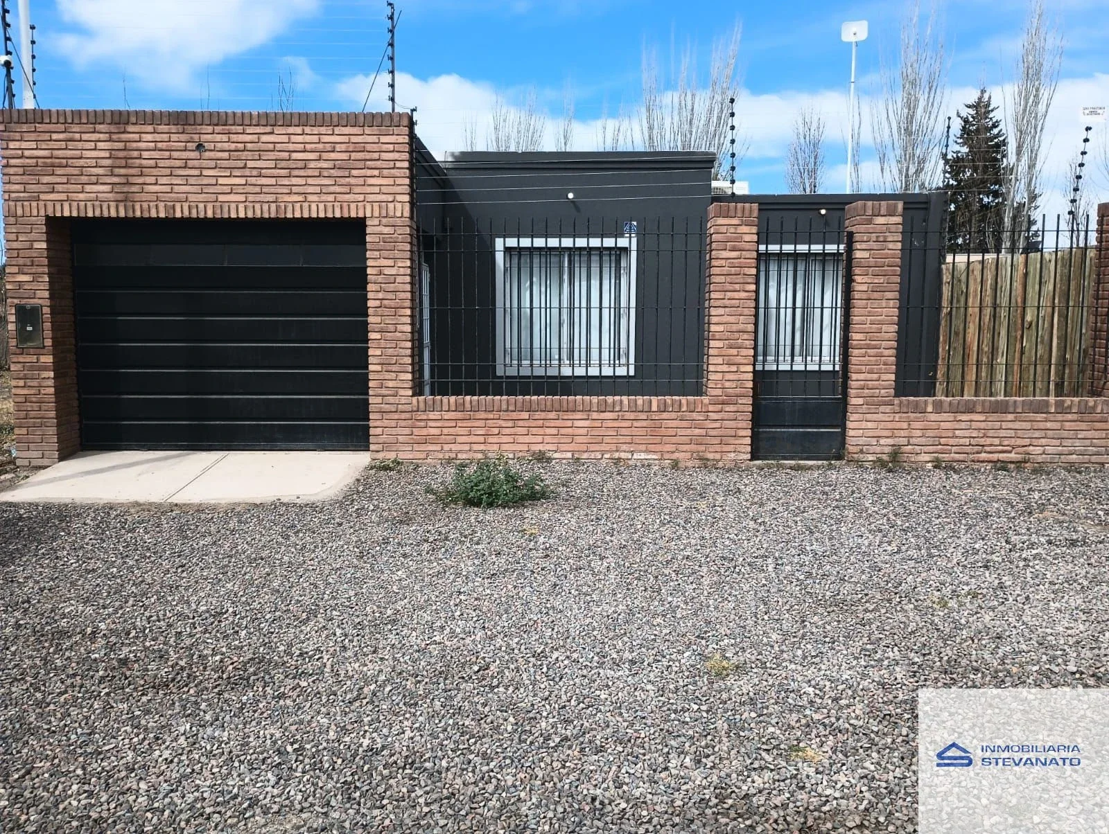 Casa en alquiler de 2 dormitorios c/ cochera y Pileta en San Roque - Imagen 1