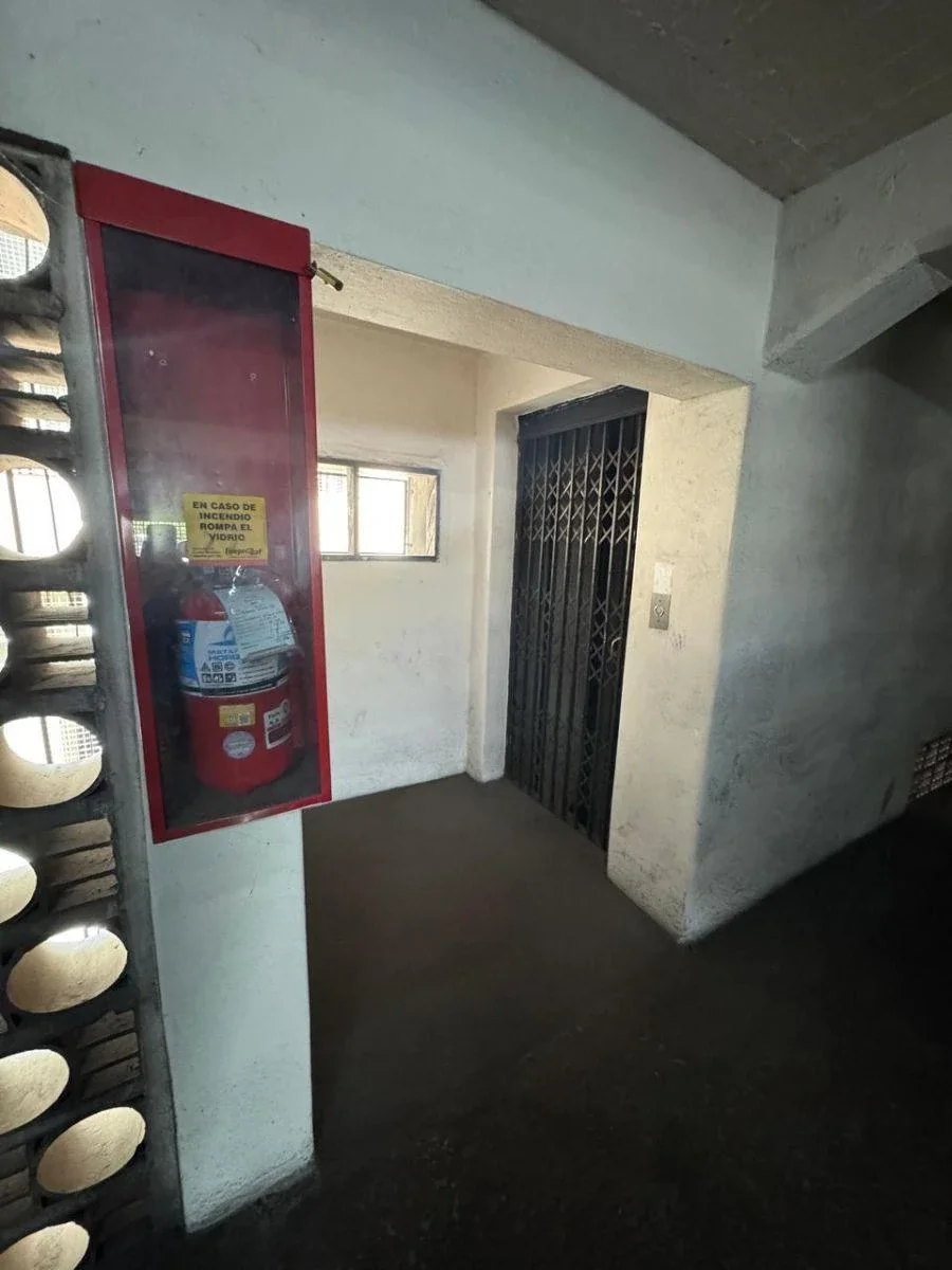 Venta cochera cubierta en Galería Bamac calle Buenos Aires Cdad Mza - Imagen 5