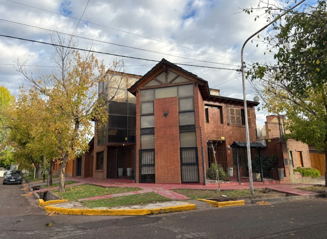 Casa en venta c/ cochera en Dorrego - Imagen 1