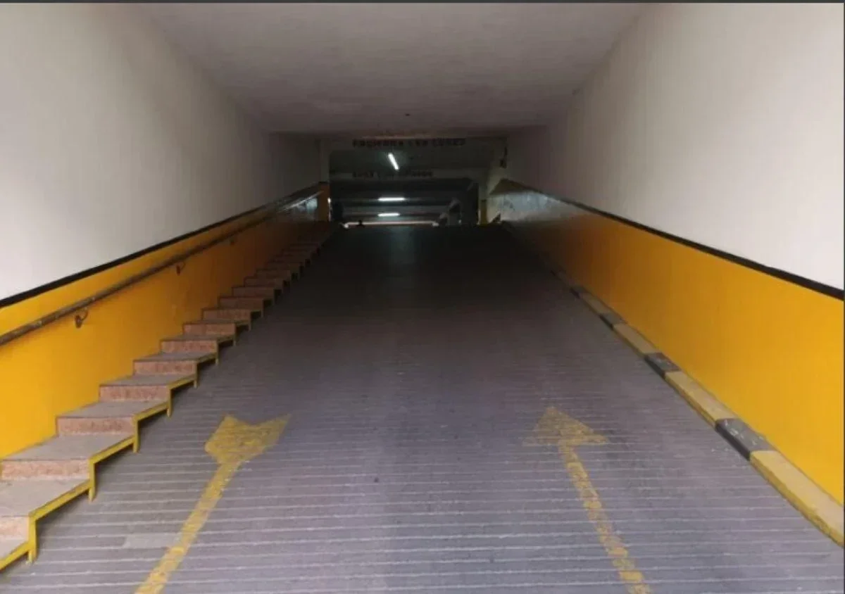 Venta cochera cubierta en Galería Bamac calle Buenos Aires Cdad Mza - Imagen 2