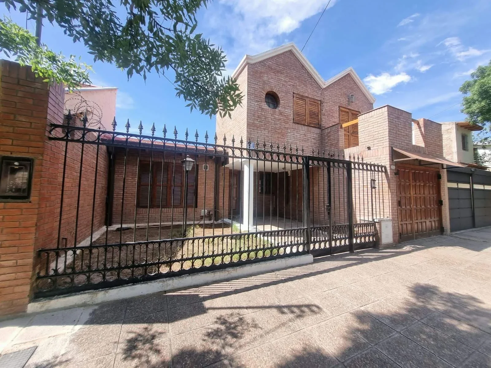 Casa en alquiler c/ cochera en Dorrego - Imagen 1
