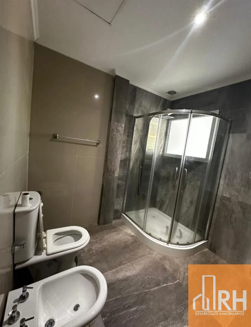 CASA EN VENTA EN LAVALLE Y MARTÍN F| DISEÑO MODERNO Y ESPACIOS PARA DISFRUTAR - Imagen 3