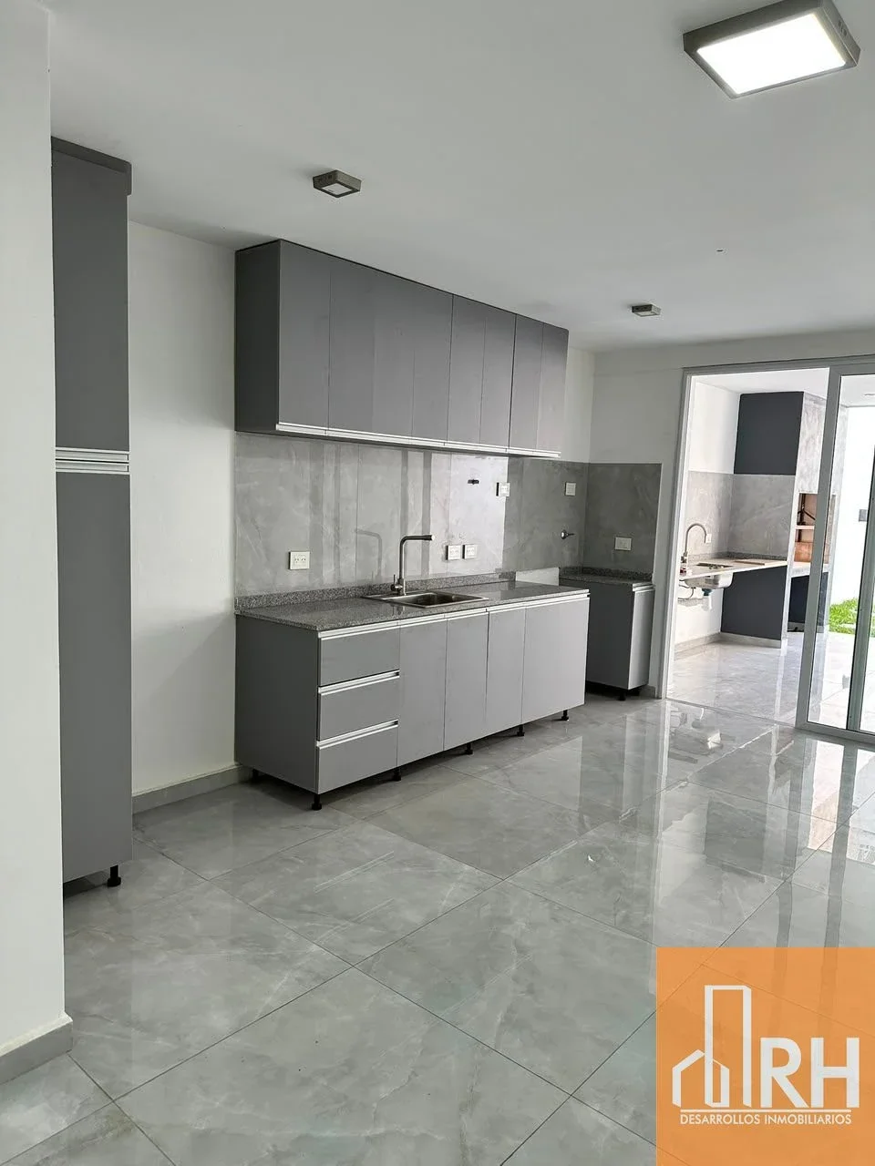 Casa 3 Dorm en Suite | 5 Baños  | Quincho Piscina | Cochera | B° Ybirá Pytá Pdas - Imagen 2
